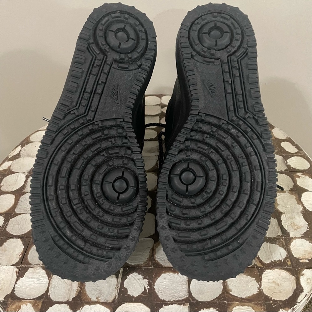 Nike Black High-Top Boots with Durable Sole - Picture 5 of 6